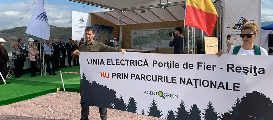 Menschen mit einem Banner zur Stromleitung Porțile de Fier–Reșița und zu Nationalparks.