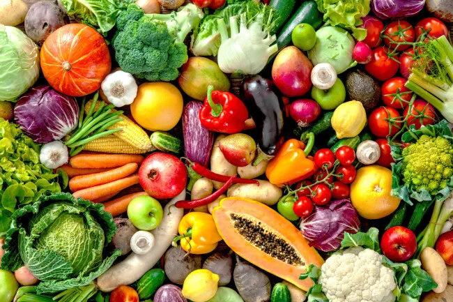 Obst und Gemüse verschiedener Farben, gemeinsam angeordnet.