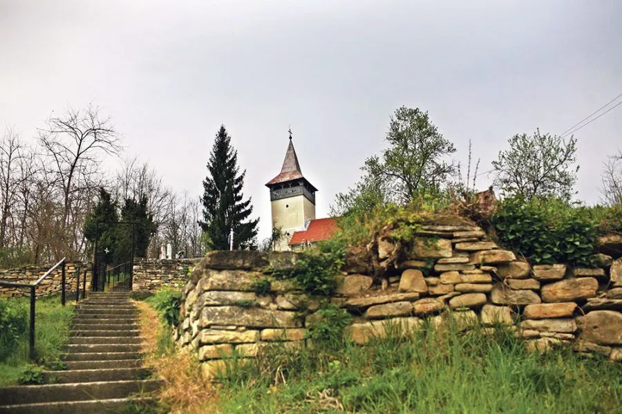 Die Kirche im oberen Teil von Homorod
