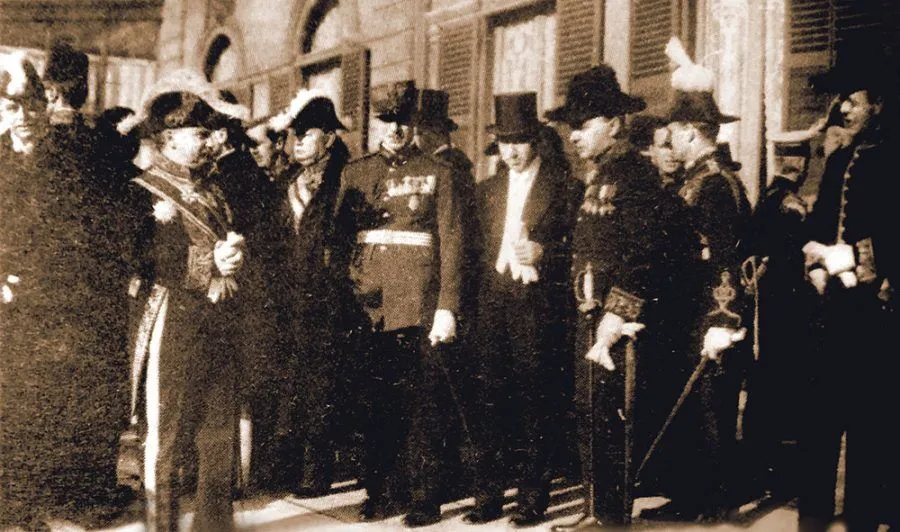 Historische Fotografie einer Gruppe von Männern in Festkleidung.