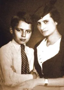 Historische Fotografie einer Frau mit einem Jungen.