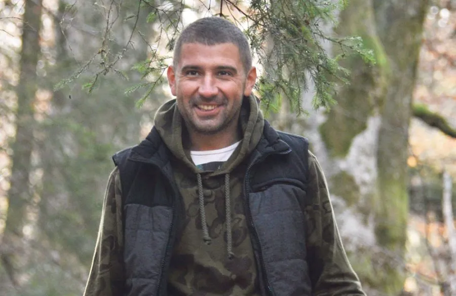 Gabriel Păun in un bosco, fotografato di fronte.