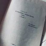 Fotografía de la cubierta de un documento impreso.