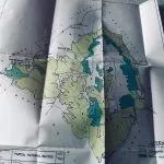 Fotografía de un mapa en color en un documento abierto.