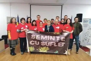 Eine Gruppe hält ein Banner mit der Aufschrift „Semințe cu suflet“.