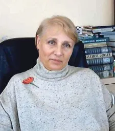 Porträt einer Frau in einem Büro.