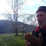 Bărbat în curtea unei gospodării.