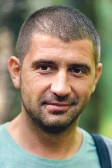 Porträt von Gabriel Păun in einem grünen T-Shirt.