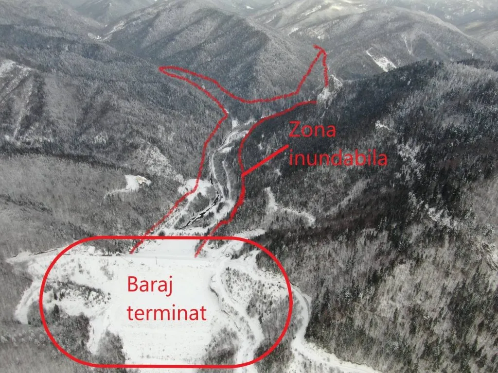 Valle montana con le annotazioni rosse «Zona inundabilă» e «Baraj terminat».