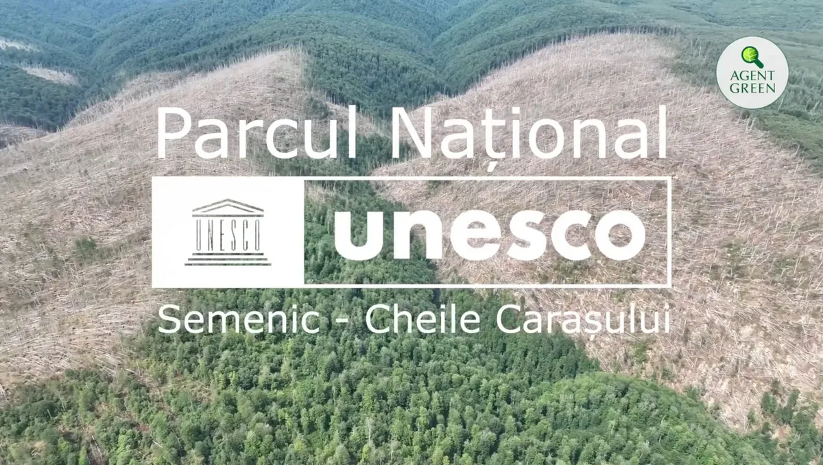 Veduta aerea di superfici con alberi abbattuti, con il testo «Parco nazionale UNESCO Semenic – Cheile Carașului»